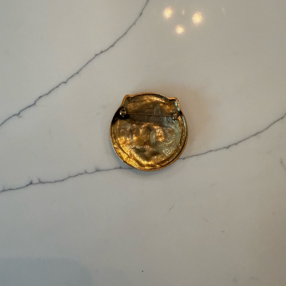 Gold Tone Cat Face Brooch - Picture 3 of 3